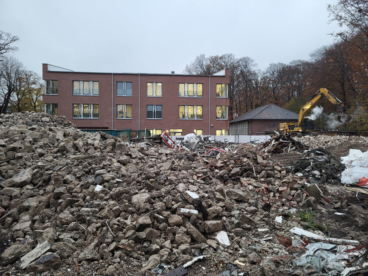 NEUBAU DER SCHROETERSCHULE IN LILIENTHAL – ABBRUCH DES ALTBAUS SCHREITET VORAN